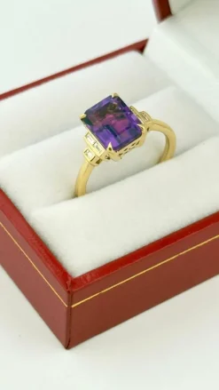 Bague en or 18 carats , améthyste et diamants