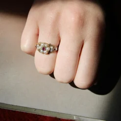 Bague en or 15 carats avec perle et rubis, style victorien précoce