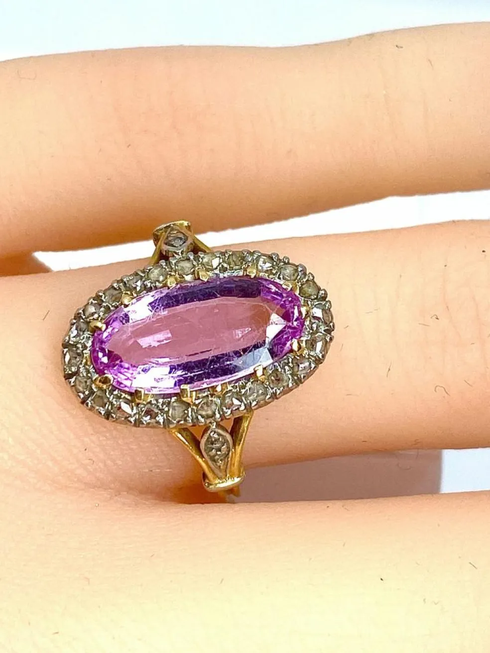 Bague en or 18 carats ornée d’une topaze rose et de diamants. Epoque Napoléon III.