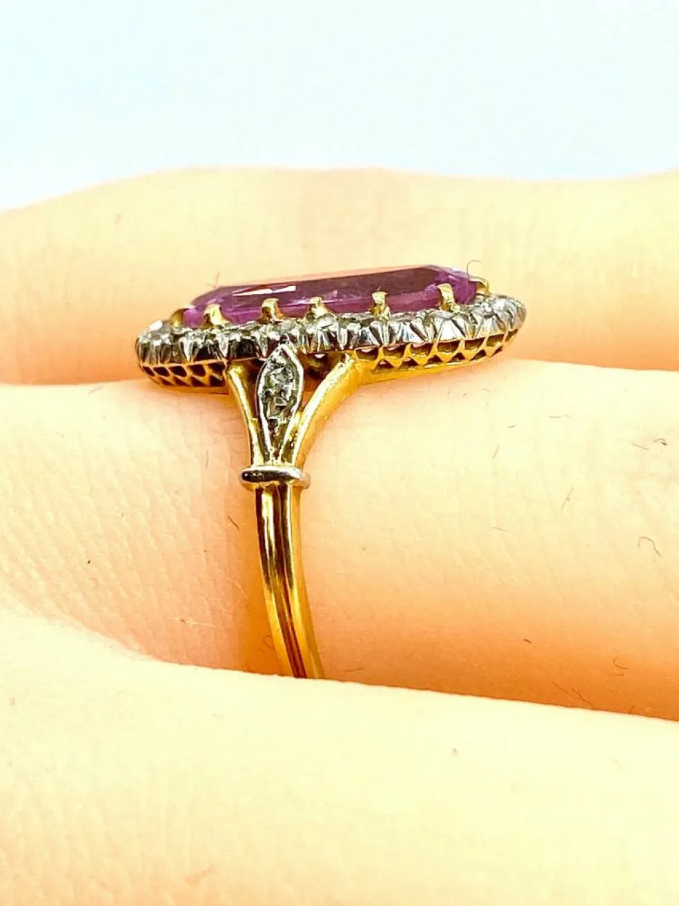 Bague en or 18 carats ornée d’une topaze rose et de diamants. Epoque Napoléon III.