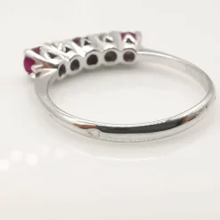 Bague en or 18 carats, rubis et diamants