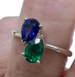 Bague en or au design moderne avec saphir et émeraude