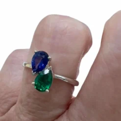Bague en or au design moderne avec saphir et émeraude