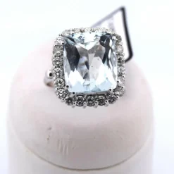 Bague en or avec aigue-marine et diamants