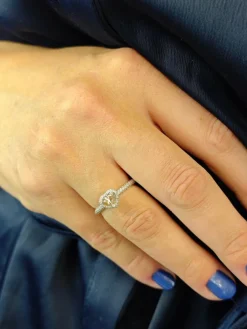 Bague en or avec diamant champagne et diamants blancs