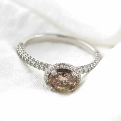 Bague en or avec diamant champagne et diamants blancs