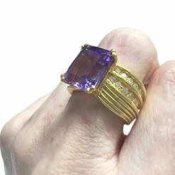 Bague en or avec diamants et améthytes