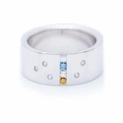 Bague en or avec diamants blancs et fantaisie
