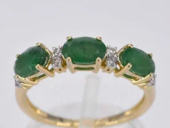 Bague en or avec diamants et émeraude