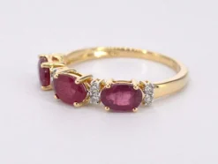 Bague en or avec diamants et rubis