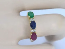 Bague en or avec diamants et saphir, rubis, émeraude