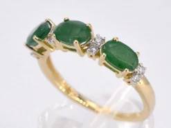 Bague en or avec diamants et émeraude