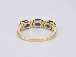 Bague en or avec diamants et saphir
