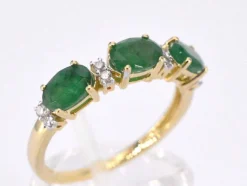 Bague en or avec diamants et émeraude