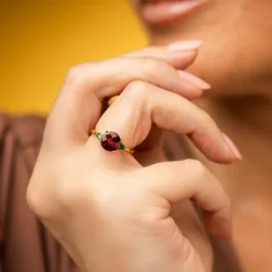 Bague en or avec grenat et tsavorites