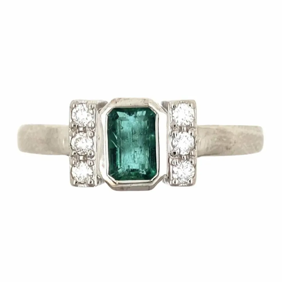 Bague en or avec émeraude et diamants