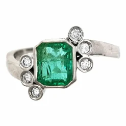 Bague en or avec émeraude et diamants