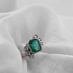 Bague en or avec émeraude et diamants