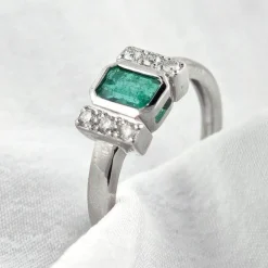 Bague en or avec émeraude et diamants