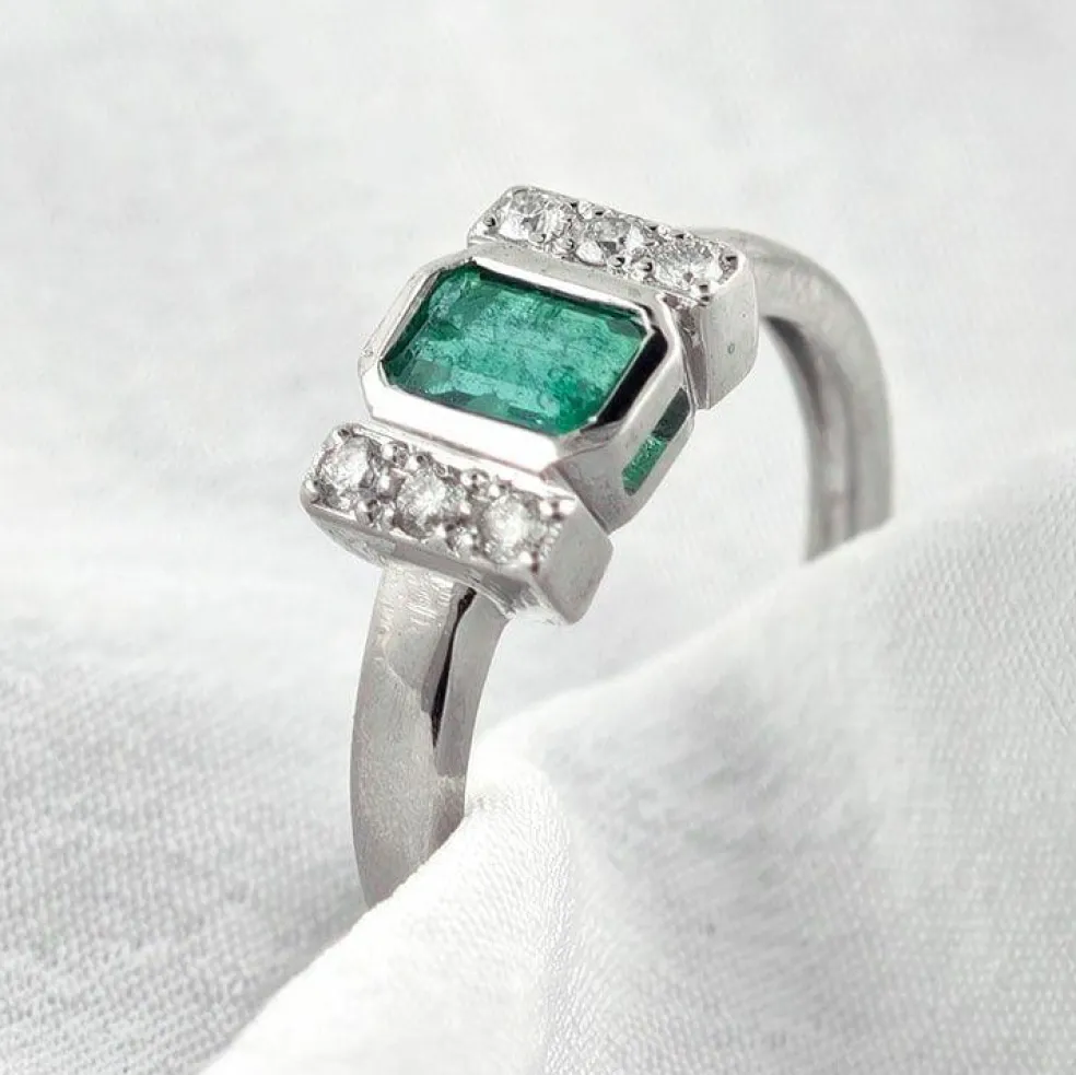 Bague en or avec émeraude et diamants