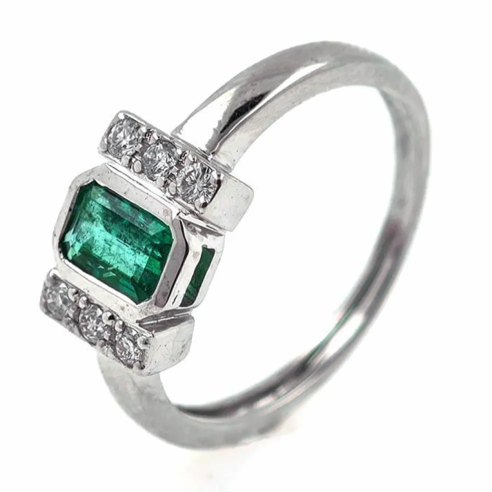 Bague en or avec émeraude et diamants
