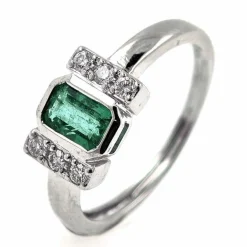 Bague en or avec émeraude et diamants