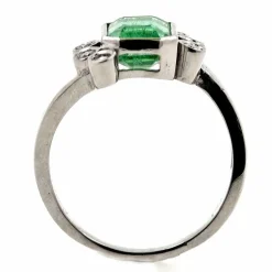 Bague en or avec émeraude et diamants