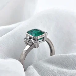 Bague en or avec émeraude et diamants