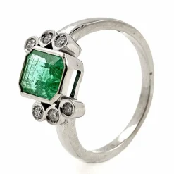 Bague en or avec émeraude et diamants