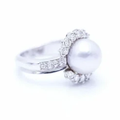 Bague en or avec perle naturelle et diamants