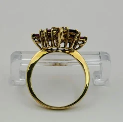 Bague en or avec rubis et diamants.