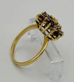 Bague en or avec rubis et diamants.