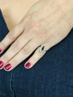 Bague en or avec rubis sang de pigeon de Birmanie et diamants