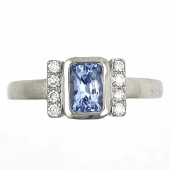 Bague en or avec saphir bleu de Ceylan sans chaleur et diamants