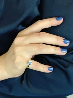 Bague en or avec saphir bleu de Ceylan sans chaleur et diamants