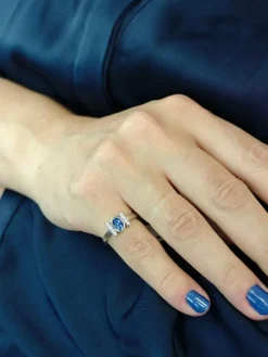 Bague en or avec saphir bleu de Ceylan sans chaleur et diamants