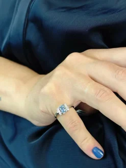Bague en or avec saphir bleu de Ceylan sans chaleur et diamants