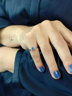 Bague en or avec saphir bleu de Ceylan sans chaleur et diamants