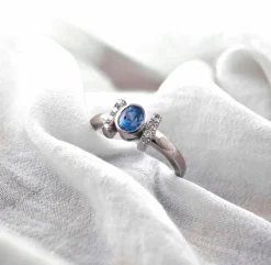 Bague en or avec saphir bleu de Ceylan sans chaleur et diamants