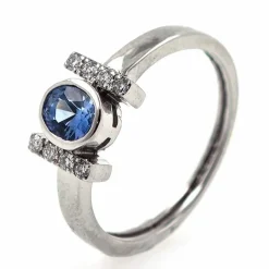 Bague en or avec saphir bleu de Ceylan sans chaleur et diamants
