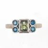 Bague en or avec saphir vert sans chaleur et diamants bleus