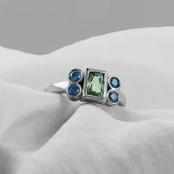 Bague en or avec saphir vert sans chaleur et diamants bleus