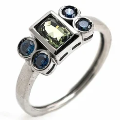 Bague en or avec saphir vert sans chaleur et diamants bleus