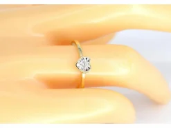 Bague en or avec un diamant taille brillant en forme de coeur