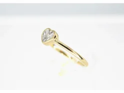 Bague en or avec un diamant taille brillant en forme de coeur