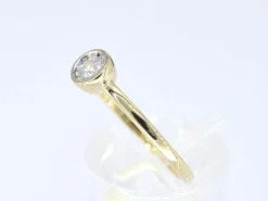 Bague en or avec un diamant taille brillant