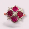 Bague en or blanc 4 rubis taillés en coeur et pavage de diamants