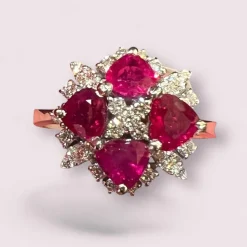 Bague en or blanc 4 rubis taillés en coeur et pavage de diamants