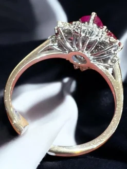 Bague en or blanc 4 rubis taillés en coeur et pavage de diamants