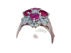 Bague en or blanc 4 rubis taillés en coeur et pavage de diamants